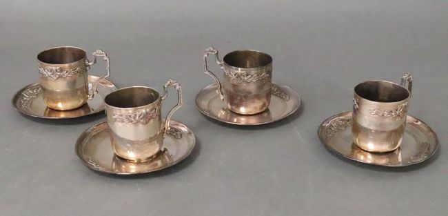 QUATRE TASSES ET SOUS-TASSES en argent, modèle...