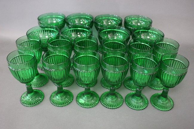 PARTIE DE SERVICE DE VERRES en verre moulé...