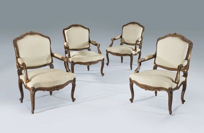 QUATRE FAUTEUILS à dossier violoné en bois...