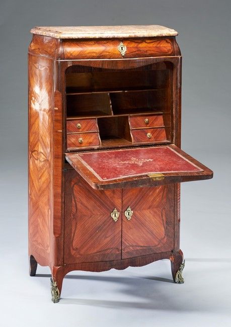 SECRETAIRE de dame à façade et côtés galbés...