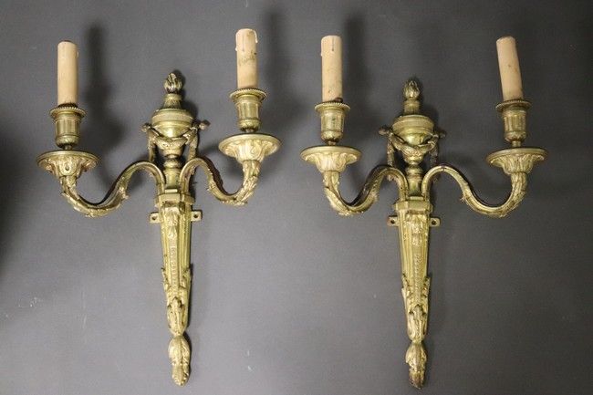 PAIRE D'APPLIQUES en bronze doré ciselé à...