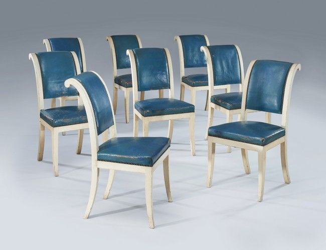 HUIT CHAISES à dossier renversé en bois laqué...