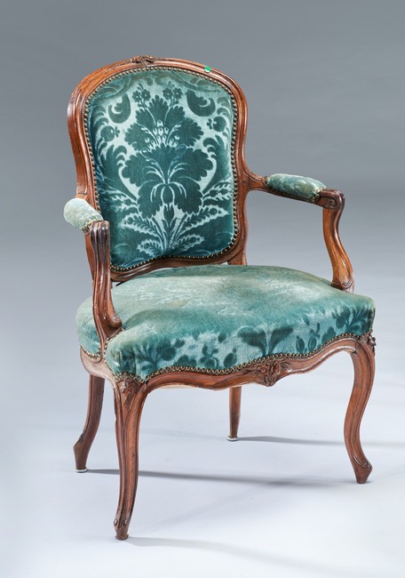 FAUTEUIL cabriolet en noyer mouluré et sculpté...