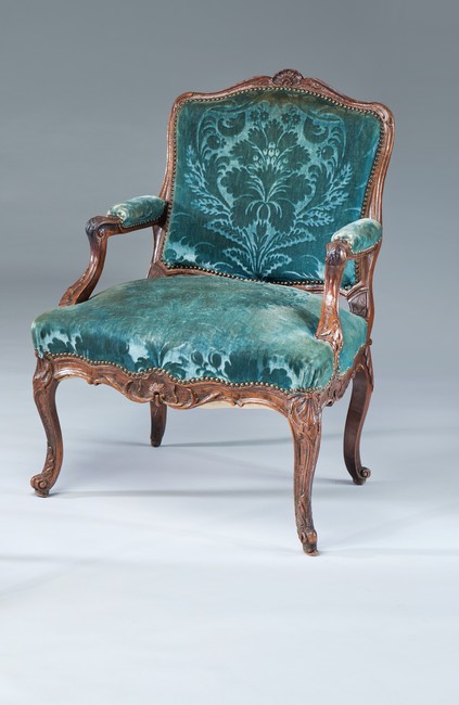 FAUTEUIL à dossier plat violoné en noyer...