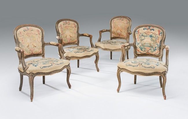 SUITE DE QUATRE FAUTEUILS à dossier cabriolet...