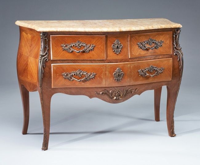 COMMODE galbée toutes faces en bois de placage...