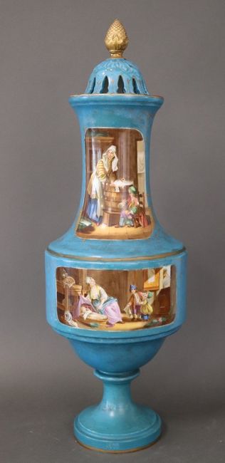 GRAND VASE de forme balustre en porcelaine,...
