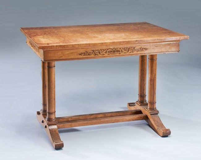 TABLE DE MILIEU rectangulaire en noyer, la...