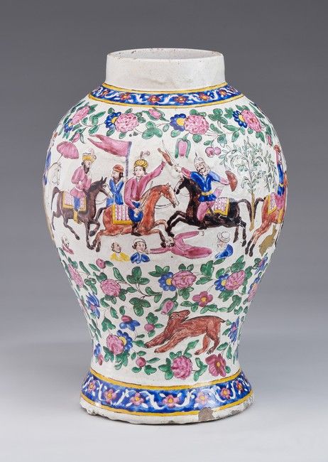 GRAND VASE de forme balustre en céramique...