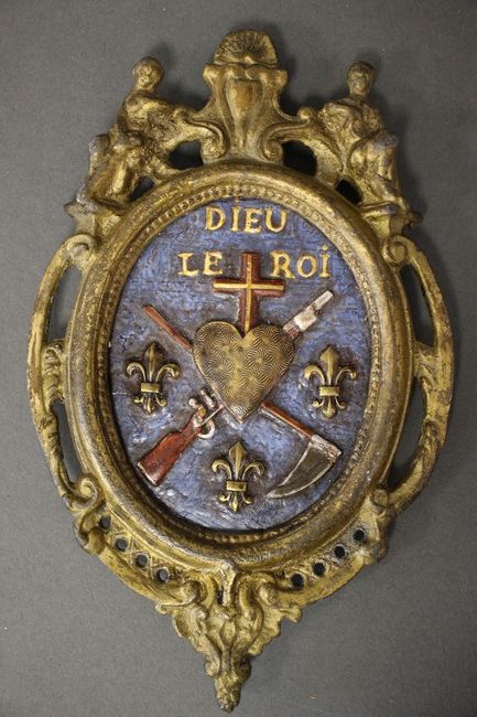 MEDAILLON en métal à décor en relief marqué...
