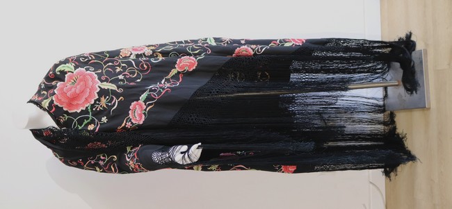 CHÂLE ESPAGNOL en soie noire brodée de fleurs...