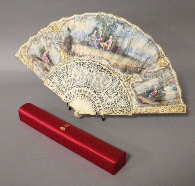 ÉVENTAIL à feuille pliée et décor gouaché...