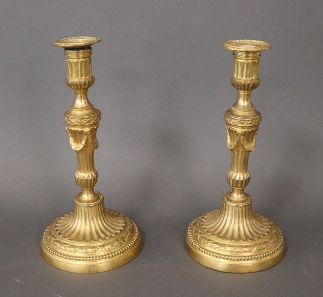 PAIRE DE FLAMBEAUX en bronze doré et ciselé....