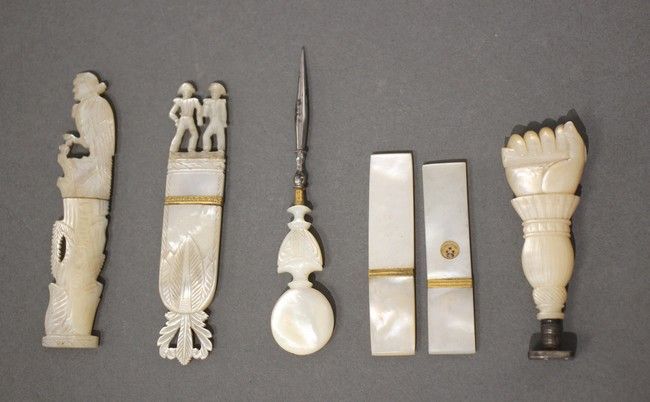 ENSEMBLE DE 5 OBJETS en nacre sculpté co...
