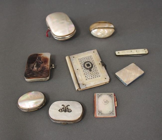 ENSEMBLE DE 8 OBJETS en nacre sculpté, c...