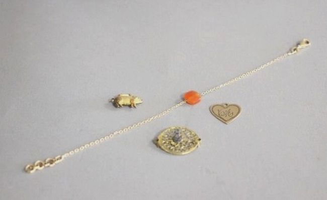ENSEMBLE DE BIJOUX FANTAISIES comprenant...