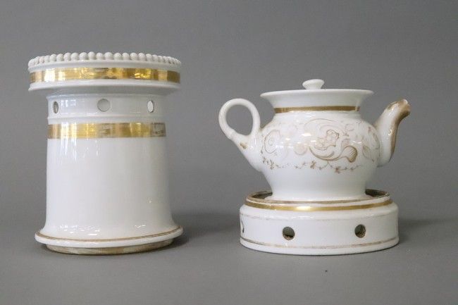 TISANIERE ET SON RÉCHAUD en porcelaine émaillée...