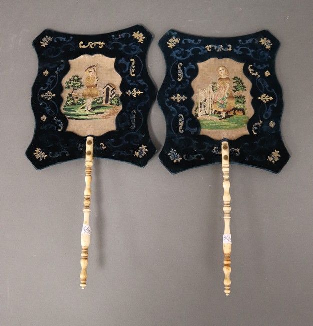 DEUX EVENTAILS PLATS chantournés en velours...