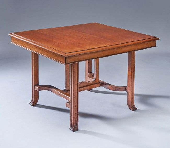 TABLE carrée en noyer à piétement droit cannelé...