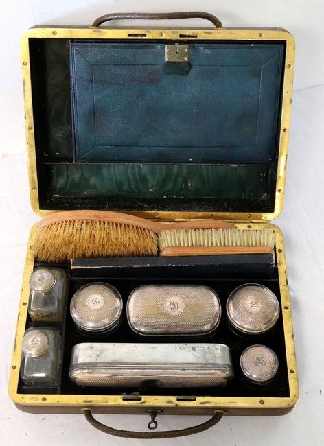 COFFRET DE TOILETTE rectangulaire gainé cuir,...