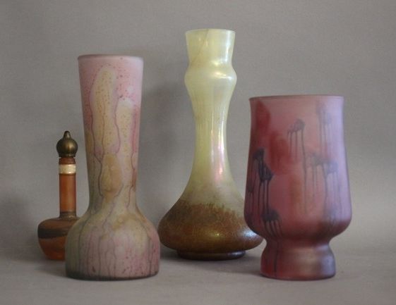 TROIS VASES et UN PETIT FLACON en verre soufflé...