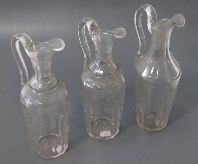 TROIS CARAFONS à condiments de modèle proche...
