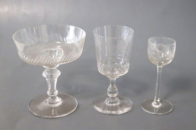 ONZE COUPES A CHAMPAGNE en cristal taillé...