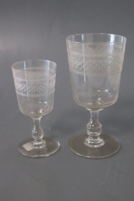 SERVICE DE VERRES en cristal taillé sur pieds...