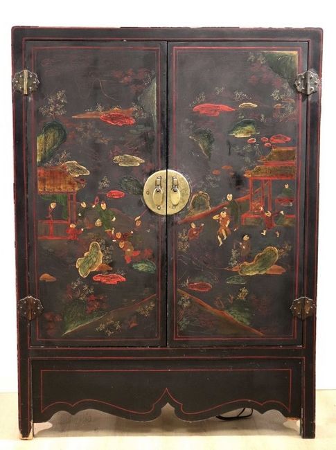 ARMOIRE en bois laqué polychrome à décor...