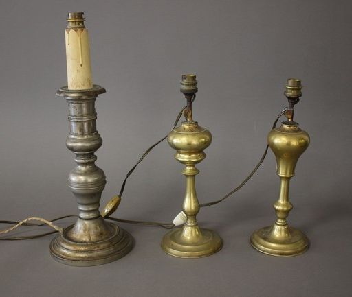 PAIRE DE FLAMBEAUX en bronze doré à fût balustre...