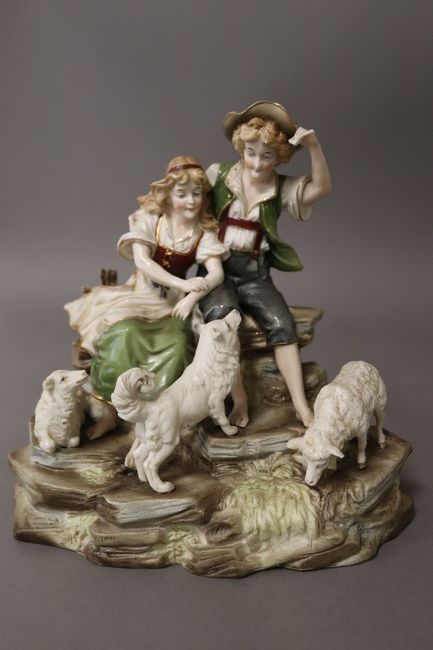 GROUPE en biscuit émaillé polychrome représentant...