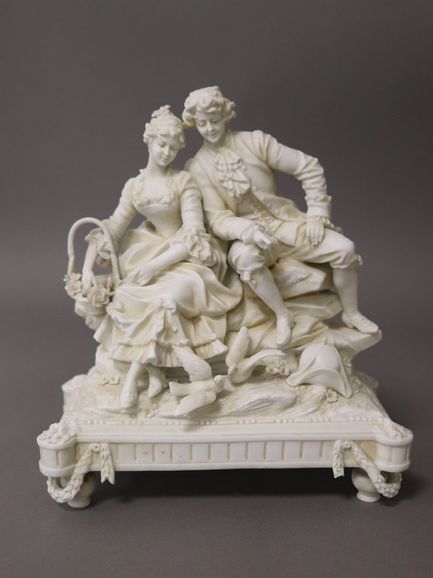 GROUPE en porcelaine représentant un couple...