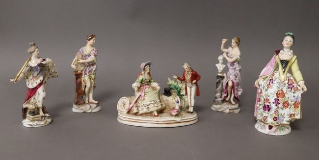 CINQ FIGURINES en porcelaine émaillée polychrome...