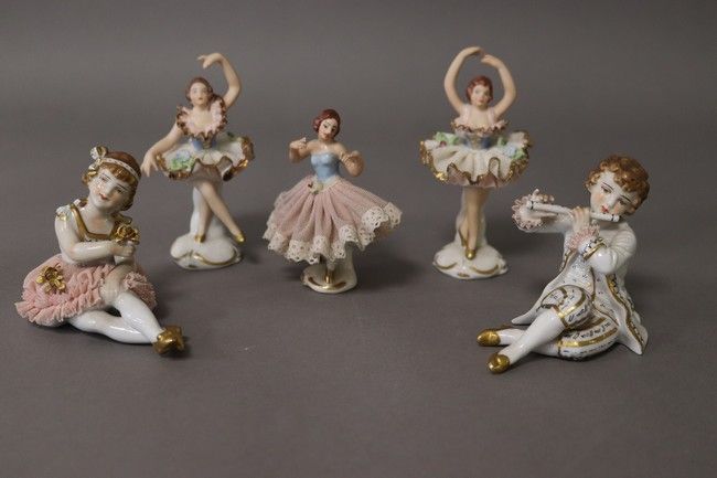 ENSEMBLE DE CINQ FIGURINES en porcelaine...