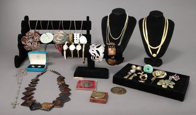 IMPORTANT LOT DE BIJOUX FANTAISIES comprenant...