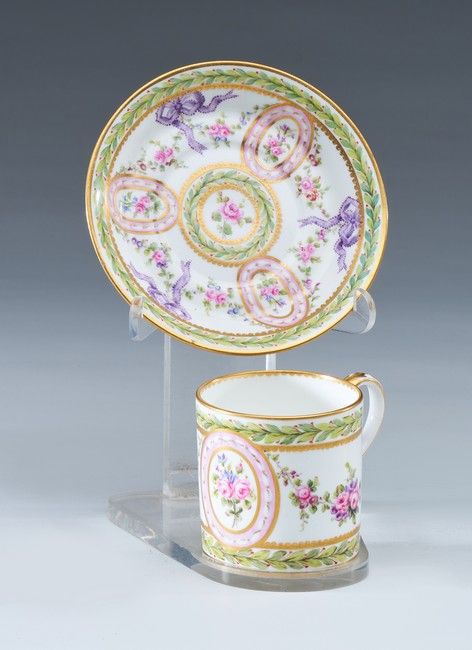 TASSE et SOUS TASSE en porcelaine émaillée...