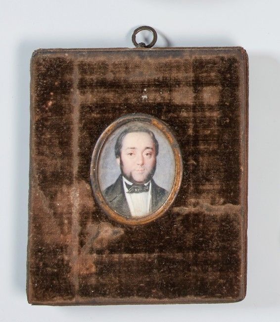 MINIATURE ovale figurant un gentilhomme au...