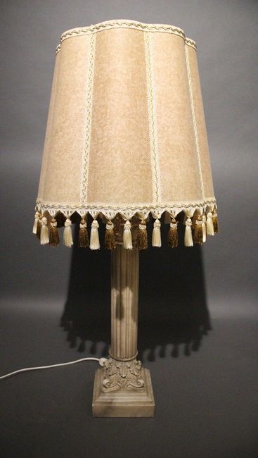 LAMPE en résine teinté à l'imitation de l'albâtre,...