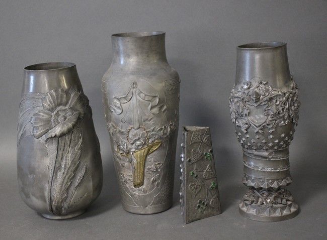 ENSEMBLE DE TROIS VASES en étain et matière...