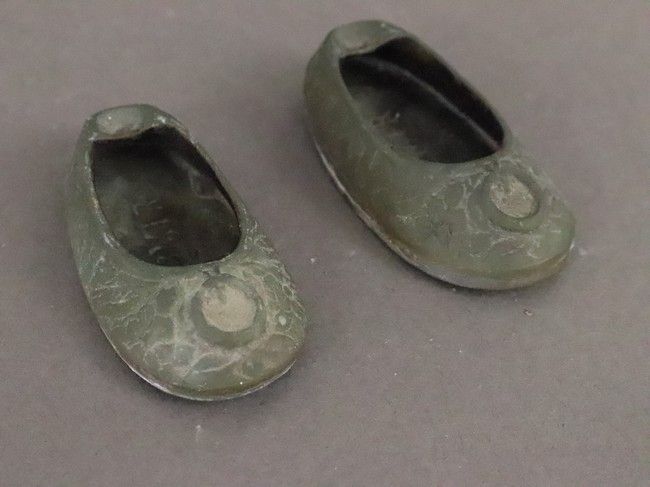 PAIRE DE PETITS CENDRIERS en bronze à motif...