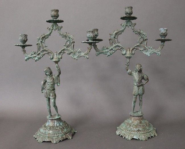 PAIRE DE CANDÉLABRES en bronze ciselé à trois...