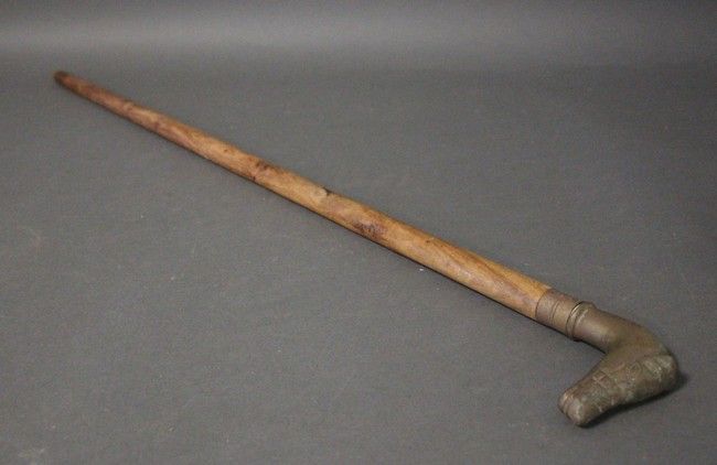 CANNE en bois ciré, le pommeau à motif de...