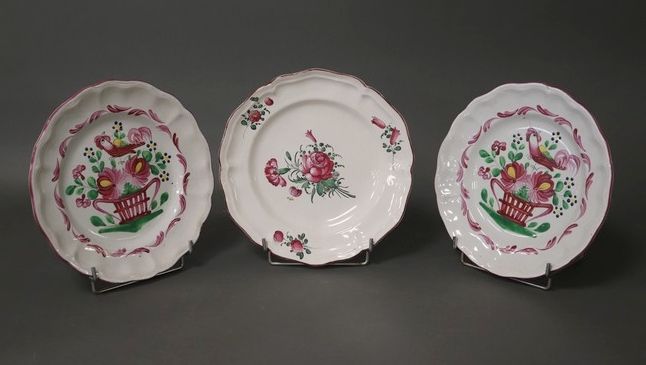 TROIS ASSIETTES à bords chantournés à décor...