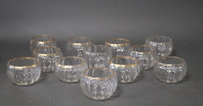LOT DE DOUZE VASES en verre moulé à frises...