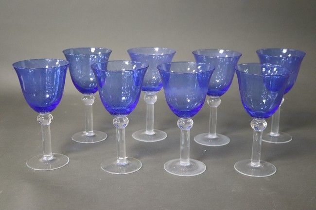 HUIT VERRES A PIED en verre soufflé bleu...