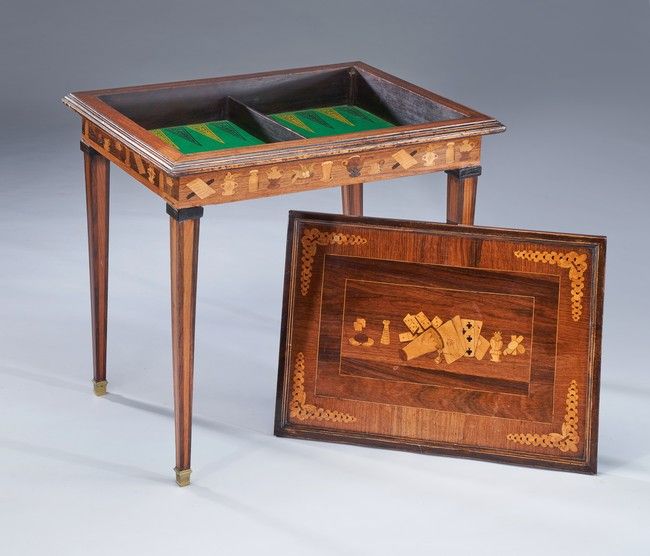 TABLE A JEUX rectangulaire en marqueterie...