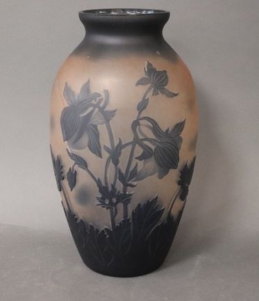 GRAND VASE ovoïde en verre moulé pressé dégagé...