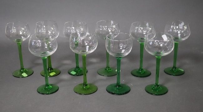 DIX VERRES A VIN en verre moulé pressé à...