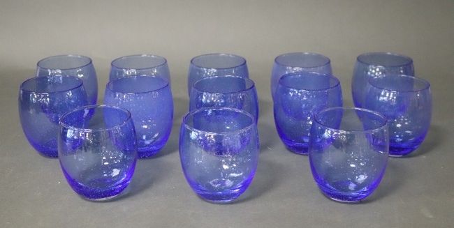 TREIZE VERRES A EAU en verre moulé pressé...