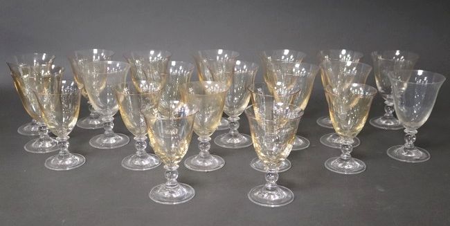 PARTIE DE SERVICE DE VERRE en verre moulé...